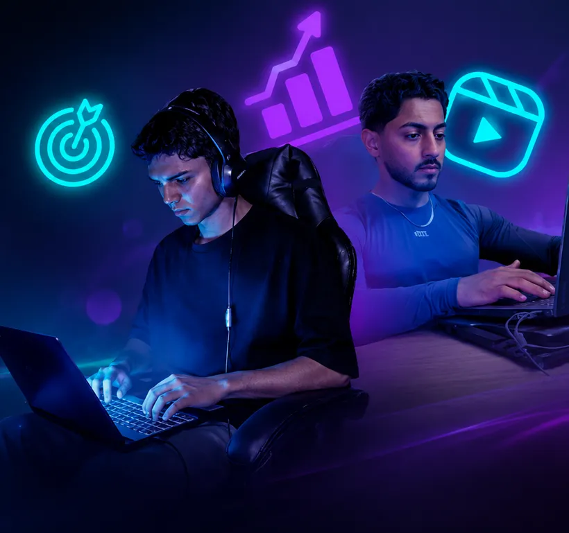 Miguel y Sergio trabajando en edición de video y diseño para NEXUS.